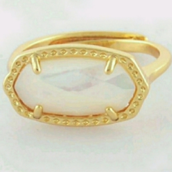 White shell bezel set ring - Picture 2 of 6